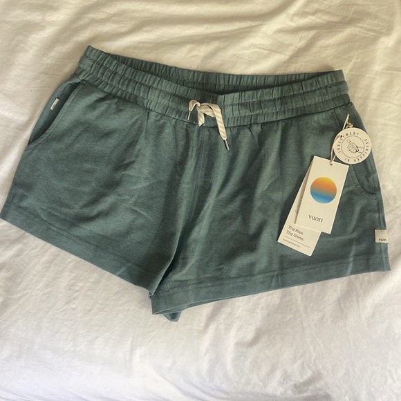 Vuori Pants - 🆕 VUORI Halo Performance Shorts, Iron Heather • Size Medium